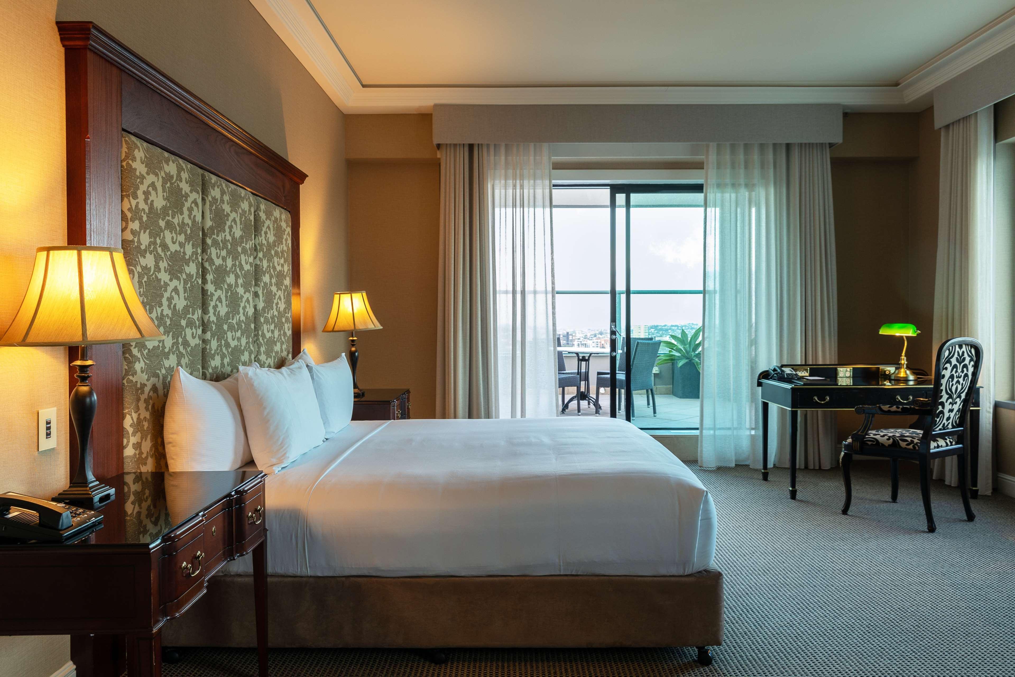 Stamford Plaza Brisbane Hotel Ngoại thất bức ảnh A guest room at the hotel