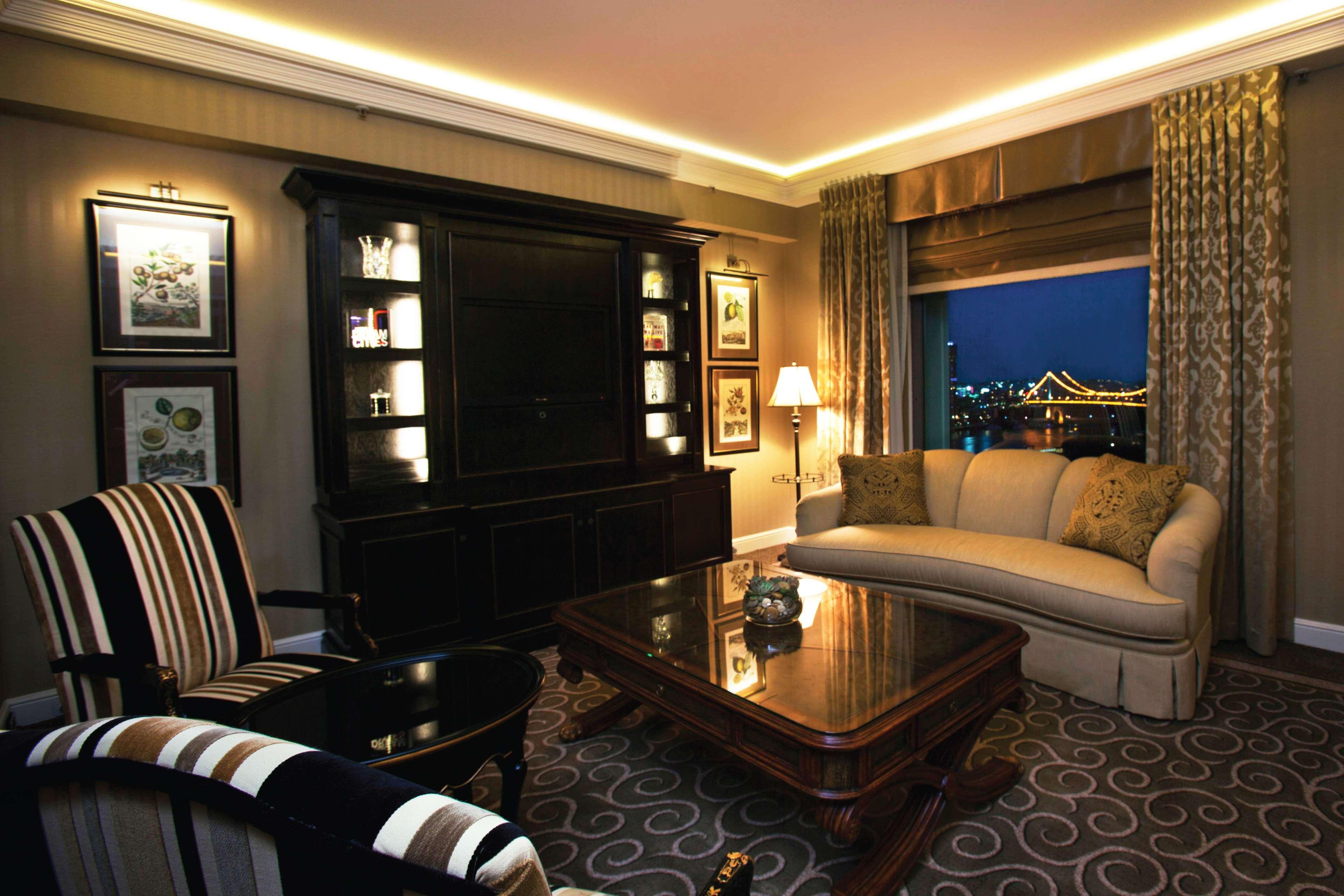 Stamford Plaza Brisbane Hotel Ngoại thất bức ảnh A living room at the Mandarin Oriental, London