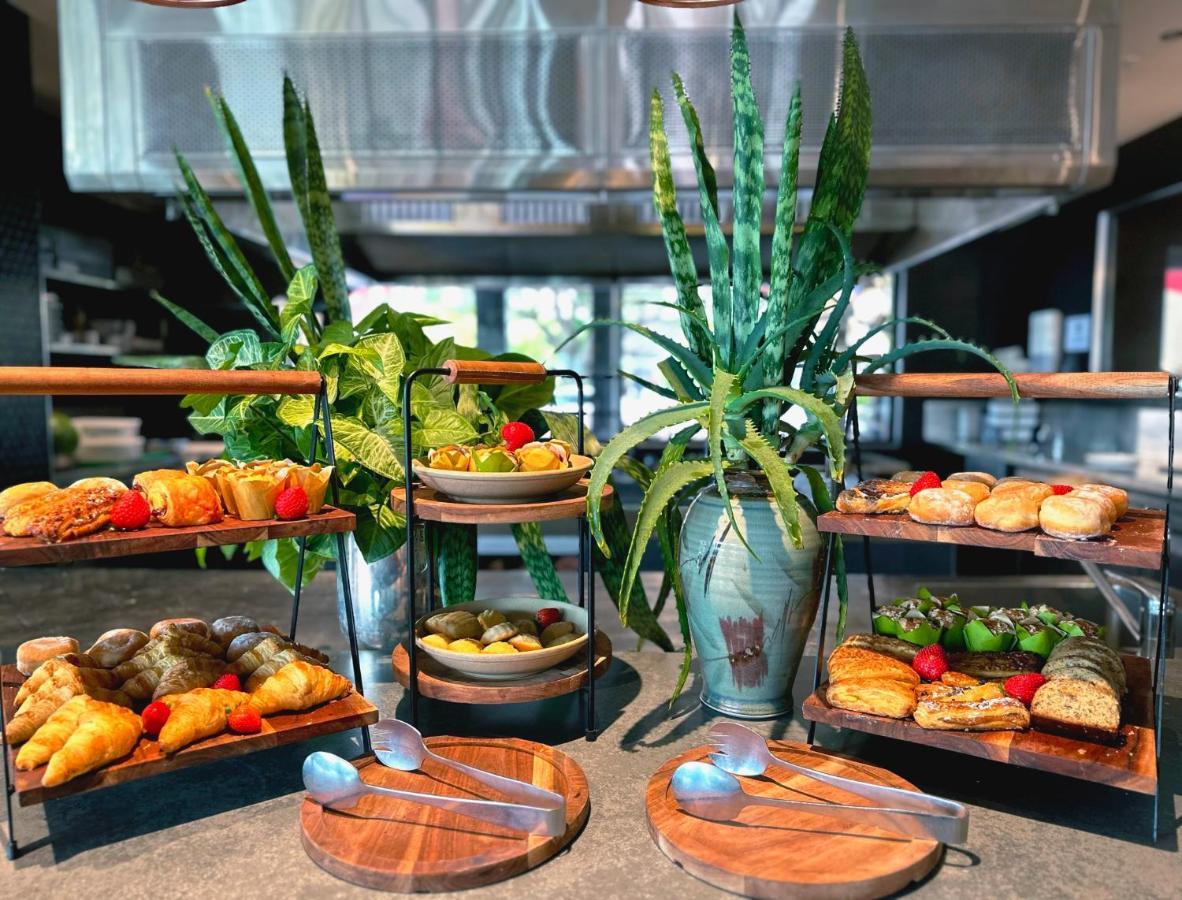 Stamford Plaza Brisbane Hotel Ngoại thất bức ảnh A selection of tapas at a restaurant in Madrid, Spain