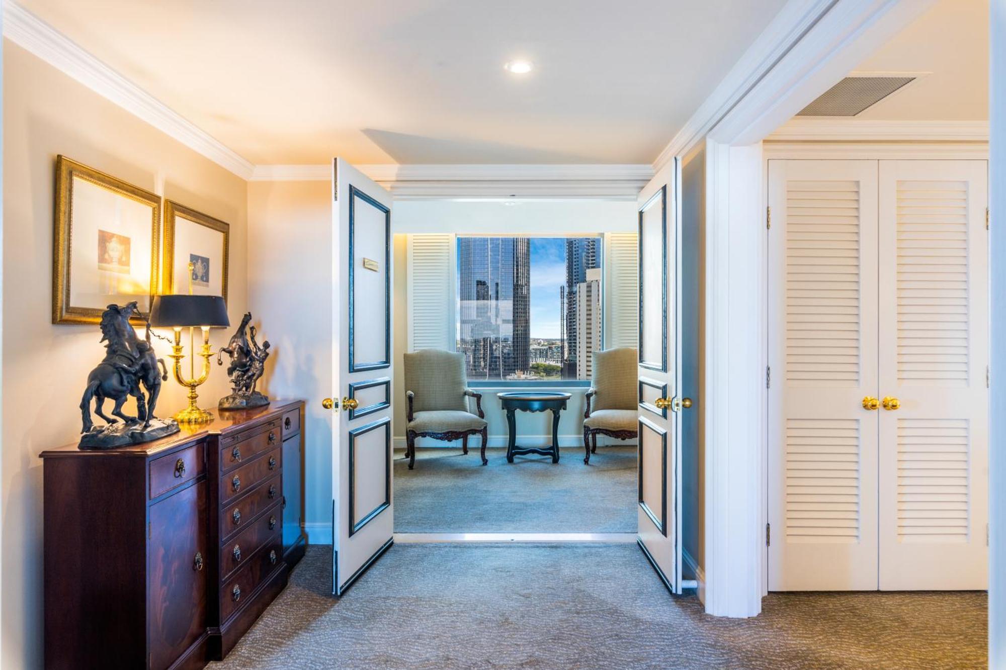 Stamford Plaza Brisbane Hotel Ngoại thất bức ảnh A suite at the Mandarin Oriental, Hong Kong