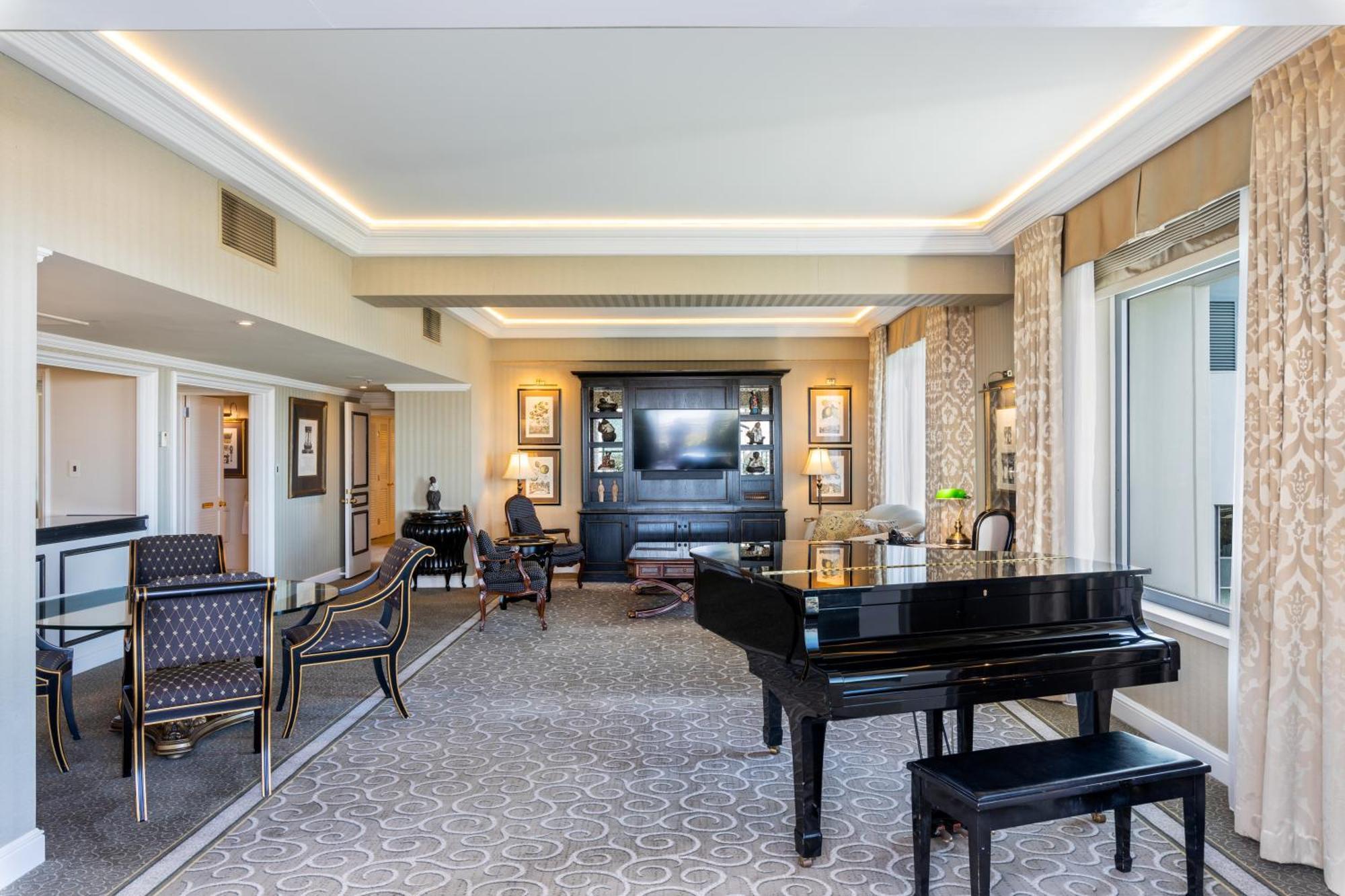 Stamford Plaza Brisbane Hotel Ngoại thất bức ảnh The living room of a suite at the Waldorf Astoria Washington DC