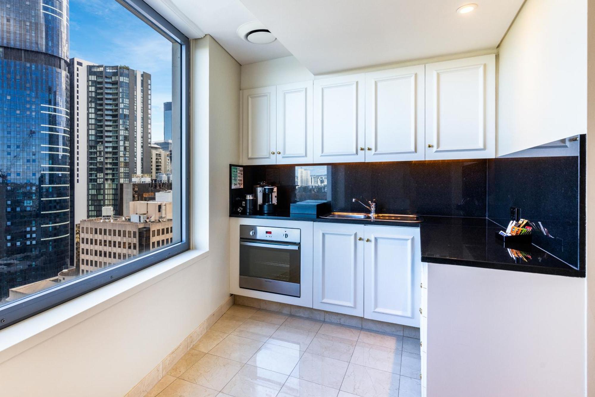 Stamford Plaza Brisbane Hotel Ngoại thất bức ảnh A kitchen in a typical apartment