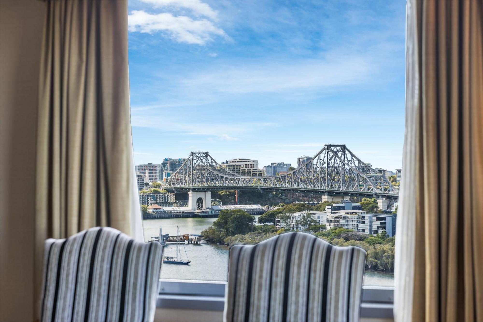 Stamford Plaza Brisbane Hotel Ngoại thất bức ảnh View of the Story Bridge from a suite