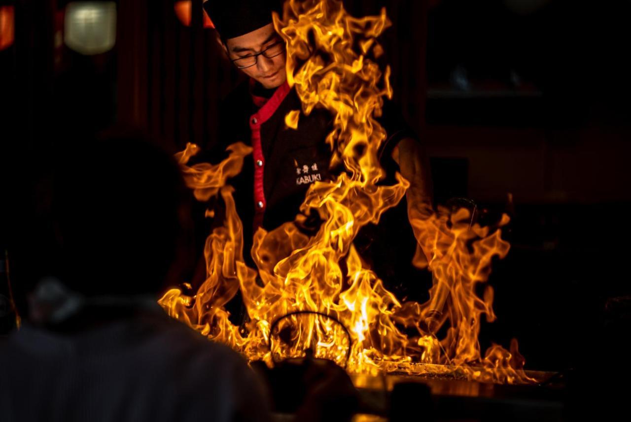 Stamford Plaza Brisbane Hotel Ngoại thất bức ảnh A chef cooking with a flaming wok