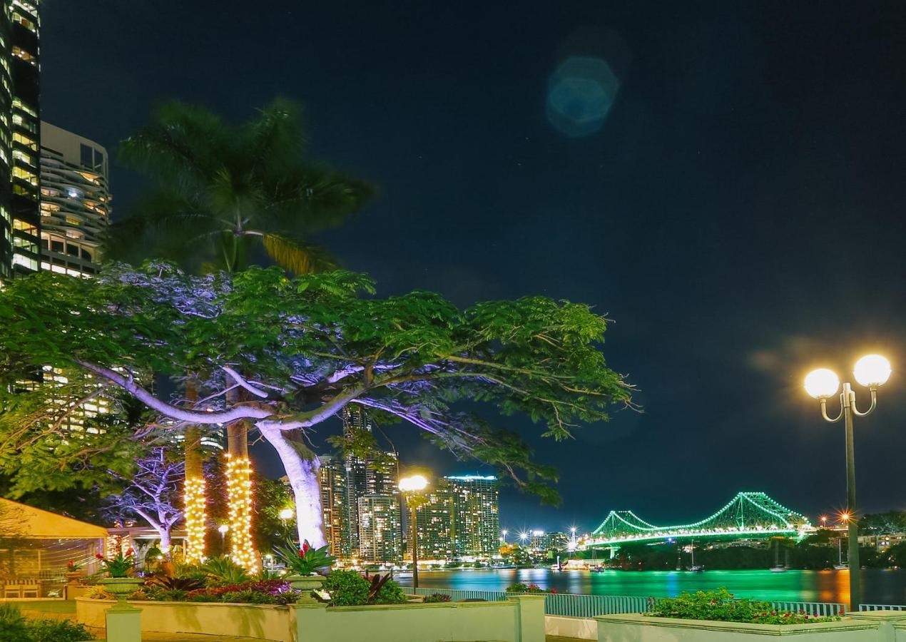 Stamford Plaza Brisbane Hotel Ngoại thất bức ảnh The Story Bridge at night